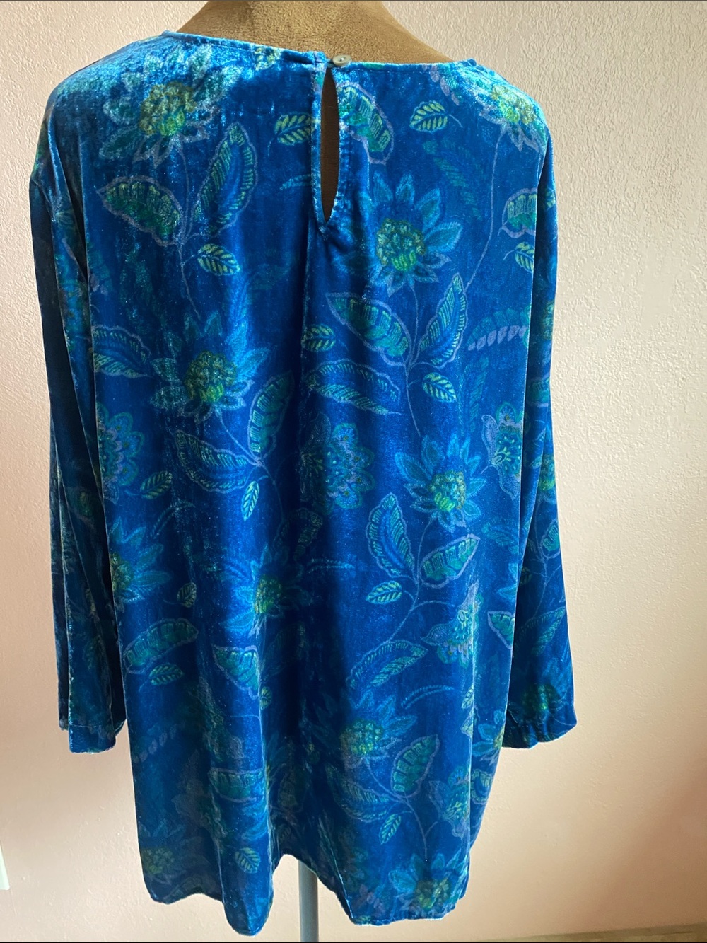 J. Jill Blue Floral Velvet 3/4 Sleeves Top with Green Accents - Picture 4 of 9